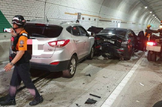 지난해 8월 부산 윤산터널에서 3중 추돌사고가 발생해 운전자 등 5명이 부상을 입었다.부산경찰청 제공