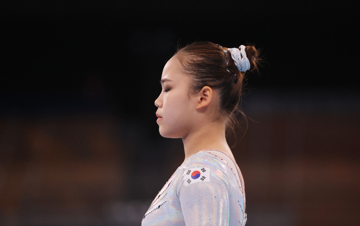 체조 국가대표 여서정이 25일 일본 아리아케 체조경기장에서 열린 도쿄올림픽 여자 기계체조 예선전에서 평균대 연기에 앞서 심호흡을 하고 있다. 연합뉴스