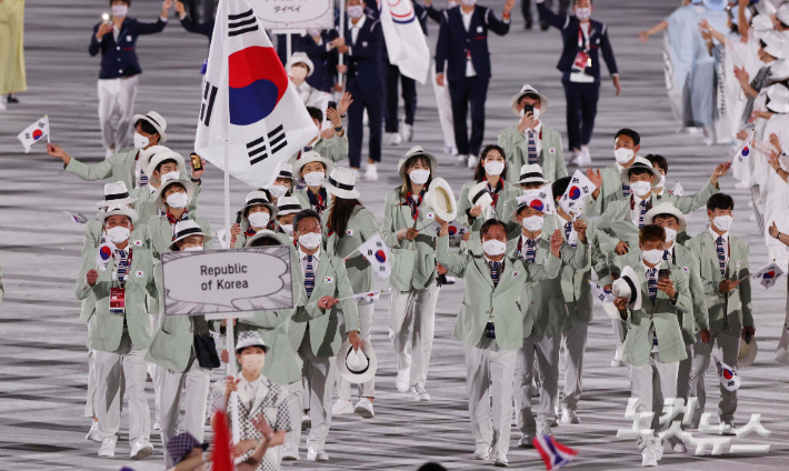 감동으로 하나되다(United by Emotion)라는 슬로건을 내건 2020도쿄올림픽 개막식이 지난 23일 도쿄 올림픽 스타디움에서 열려 대한민국 선수들이 입장하는 모습. 올림픽사진공동취재단