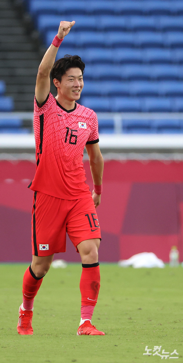28일 일본 카나가와현 요코하마시 요코하마 국제 종합경기장에서 열린 2020 도쿄올림픽 축구 대한민국 vs 온두라스 경기에서 한국의 황의조 선수가 본인의 두번째 골이자 한국팀의 세번째 골을 성공시킨뒤 주먹을 쥐어보이고 있다. 이한형 기자