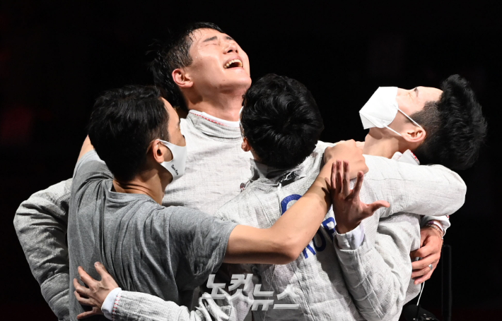 한국 펜싱 남자 사브르 대표팀이 28일 일본 지바의 마쿠하리 메세에서 열린 2020 도쿄올림픽 단체전 결승에서 이탈리아를 꺾고 금메달을 확정한 뒤 기뻐하고 있다. 올림픽사진공동취재단
