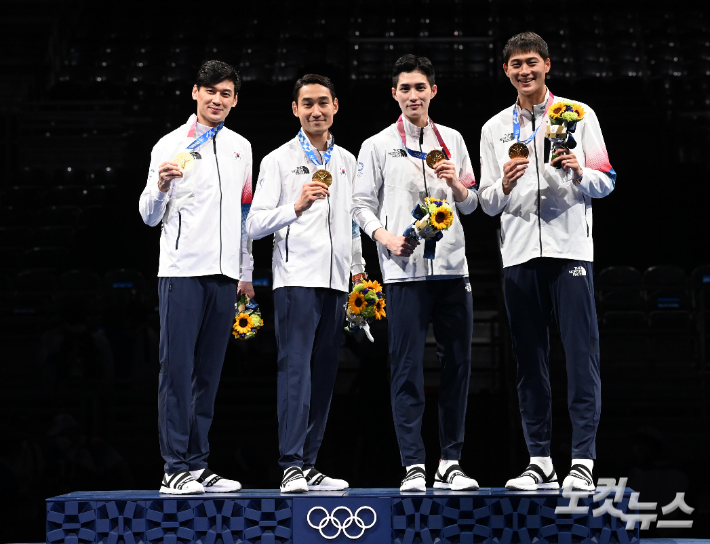 구본길 김정환 김준호 오상욱 선수가 28일 일본 지바의 마쿠하리 메세에서 열린 2020도쿄올림픽 펜싱 남자 사브르 단체전 메달시상식에서 금메달을 들어보이고 있다. 올림픽사진공동취재단