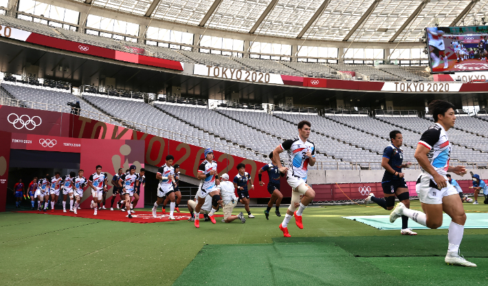 28일 일본 도쿄스타디움에서 열린 도쿄올림픽 7인제 럭비 대한민국 대 일본의 경기에서 선수들이 경기장에 입장하고 있다. 연합뉴스