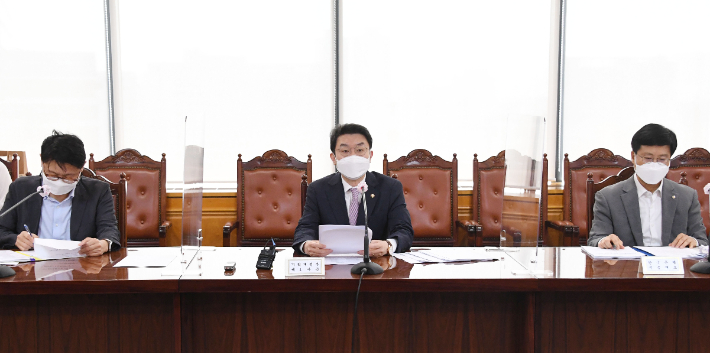 기획재정부 이억원(가운데) 제1차관이 29일 서울 중구 은행연합회에서 열린 '거시경제금융회의'를 주재하고 있다. 기재부 제공
