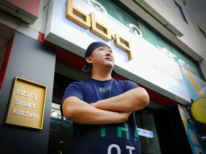 BBQ 화곡곰달래점 백은범 패밀리가 포즈를 취하고 있다. BBQ 제공  