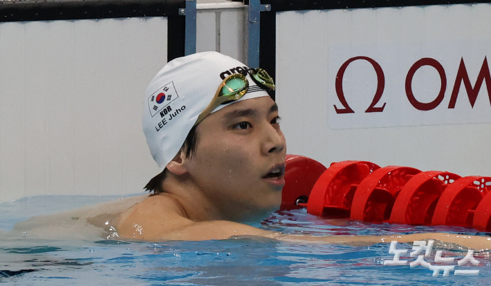 수영 국가대표 이주호가 29일 도쿄 아쿠아틱스 센터에서 열린 남자 배영 200m 준결승 경기 후 기록을 확인하고 있다. 이주호는 1분 56초 93의 기록으로 준결승 진출 16명 선수 중 합계 기록 11위에 오르며 결승 진출에 실패했다. 올림픽사진공동취재단