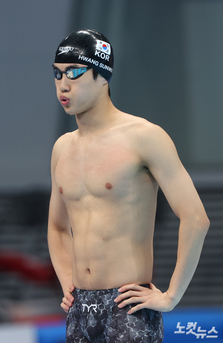 수영 국가대표 황선우가 29일 일본 도쿄 아쿠아틱스 센터에서 열린 도쿄올림픽 경영 남자 자유형 100m 결승전에 출전해 몸을 풀고 있다. 황선우는 47초82로 터치패드를 찍어 5위를 기록했다. 올림픽사진공동취재단