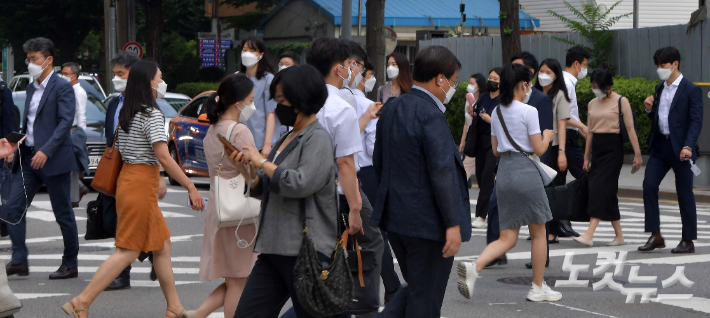 거리두기 4단계가 시행된 가운데 서울 사직로에서 시민들이 출근길을 재촉하고 있다. 박종민 기자