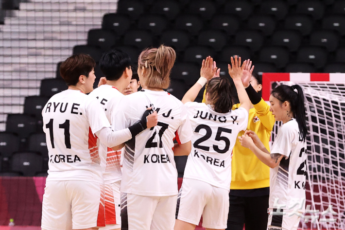 한국 여자핸드볼 대표팀이 29일 일본 도쿄 국립 요요기 경기장에서 열린 2020도쿄올림픽 여자 조별리그 A조 일본과의 예선경기에서 승리한 뒤 기뻐하고 있다. 대표팀은 일본과의 경기에서 27-24로 이겼다. 올림픽사진공동취재단