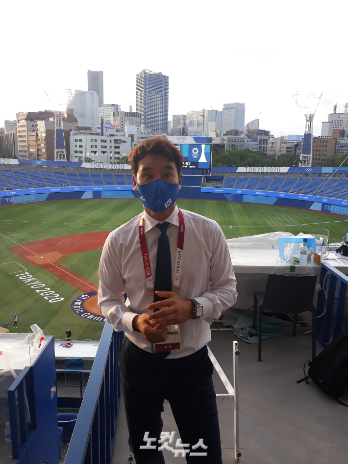 박찬호가 29일 도쿄올림픽 야구 한국-이스라엘의 경기 중계를 앞두고 취재진과 인터뷰를 하고 있다. 요코하마=노컷뉴스