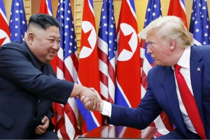 북한 김정은 국무위원장과 도널드 트럼프 미국 대통령이 악수하는 모습. 연합뉴스
