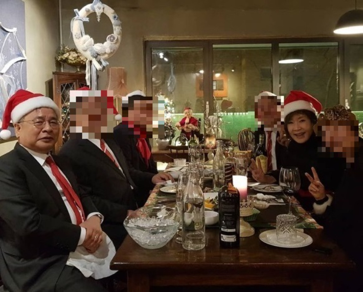 2018년 12월 8일 서울 성북구 소재 한 고급 레스토랑에서 박영수 전 특검과 건국대 김경희 전 이사장이 모임을 하고 있다. 독자 제공