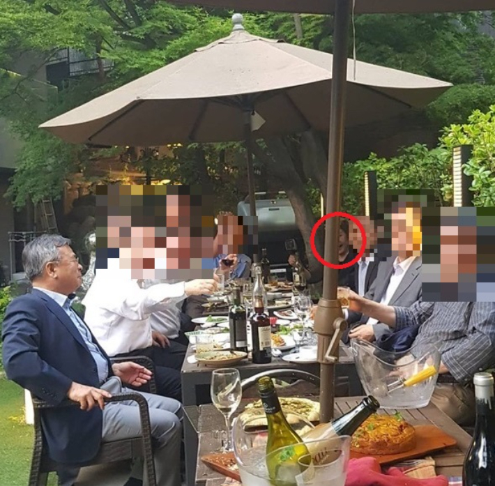 2019년 5월 18일 서울 성북구의 한 고급 레스토랑에서 박영수 전 특검과 건국대 김경희 전 이사장이 식사 모임을 하고 있다. 독자 제공
