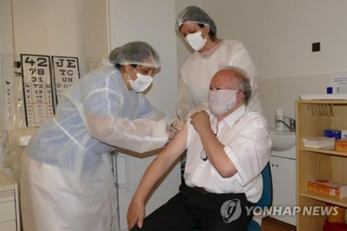 슬로바키아에서 한 시민이 코로나19 백신을 맞고 있다. 연합뉴스