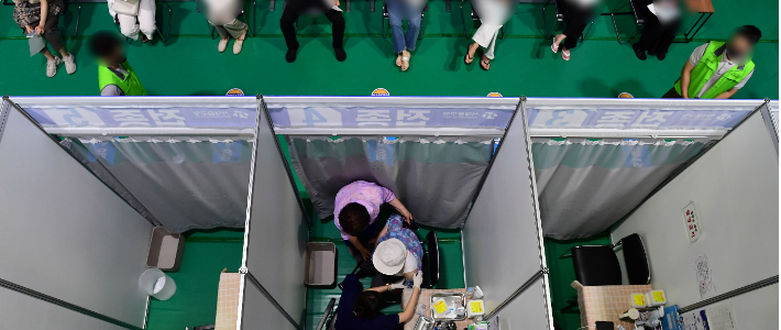서울 서대문구 북아현문화체육센터에 마련된 접종센터에서 접종이 이뤄지고 있다. 황진환 기자