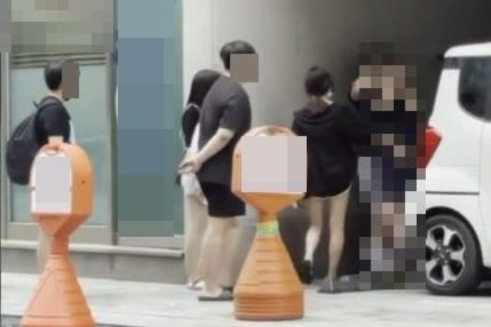 지난 13일 경기 고양 일산 마두역 인근에서 학교폭력으로 의심되는 장면이 담긴 영상이 퍼지며 온라인에서 공분을 샀다. 연합뉴스