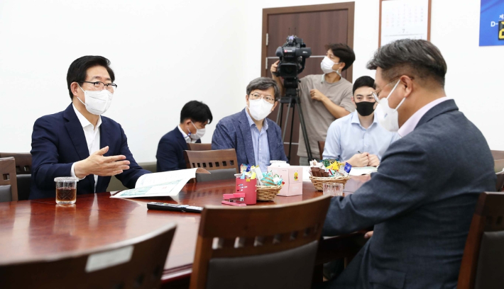 지난 28일 국회를 방문해 지역 현안에 대한 협조 요청을 하는 양승조 충남지사. 충남도 제공