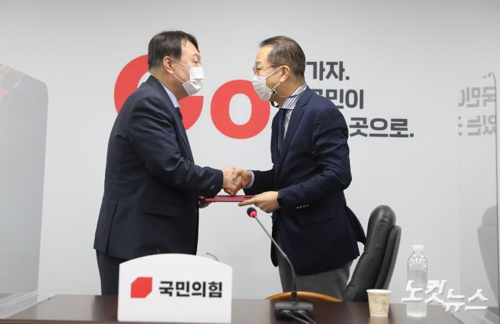 국민의힘 입당원서 제출하는 윤석열