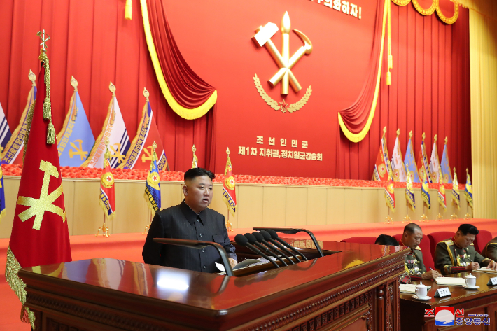 북한 김정은 국무위원장이 사상 첫 전군 지휘관ㆍ정치간부 강습을 주재했다. 연합뉴스