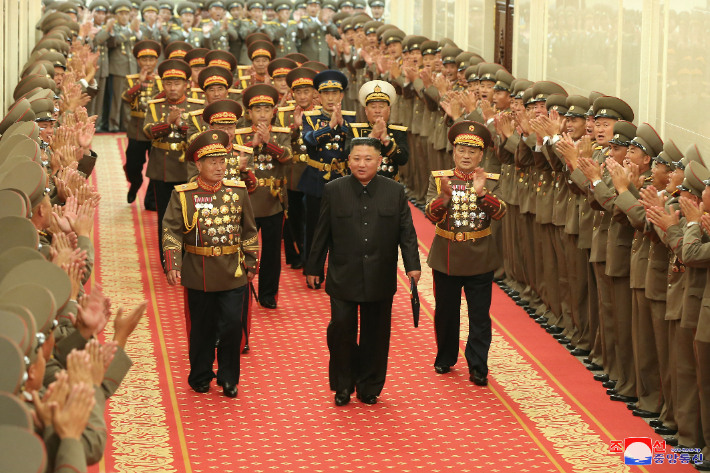 북한 김정은 국무위원장이 사상 첫 전군 지휘관ㆍ정치간부 강습을 주재했다. 연합뉴스