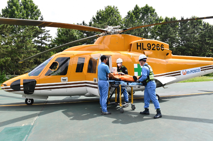 포스코 직원들이 닥터헬기를 이용해 응급 구조 실전 훈련을 하고 있다. 포스코 제공