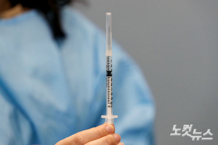 예방접종센터에서 의료진이 화이자 백신을 선보이고 있다. 사진공동취재단