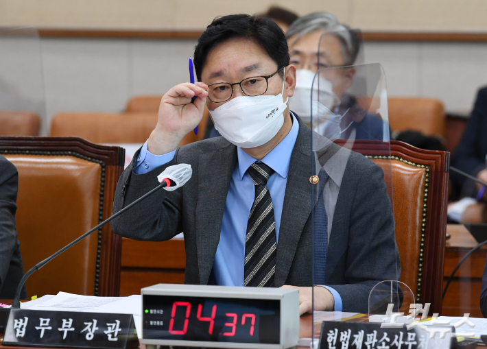 박범계 법무부 장관이 22일 국회에서 열린 법제사법위원회 전체회의에서 의원들의 질의를 듣고 있다. 윤창원 기자