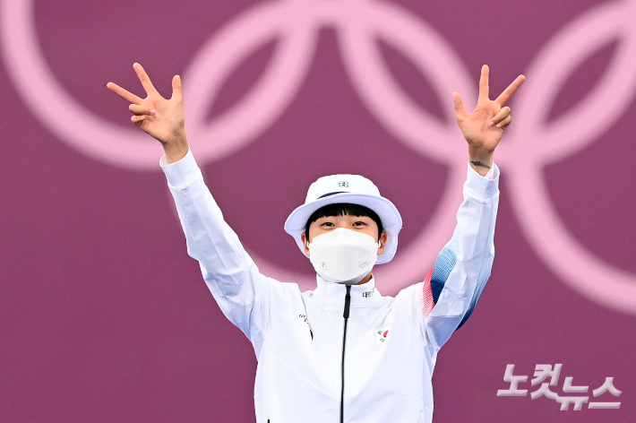 안산이 30일 일본 도쿄의 유메노시마공원 양궁장에서 열린 2020 도쿄올림픽 양궁 여자 개인 결승에서 류수정 감독과 대화를 하고 있다. 안산은 혼성단체전, 여자단체전에 이어 개인에서도 금메달을 차지하며 사상 첫 올림픽 여자 양궁 3관왕이 됐다. 올림픽사진공동취재단