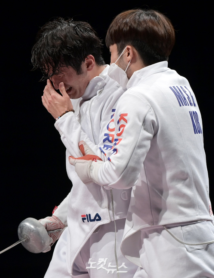 한국 펜싱 남자 에페 대표팀 박상영(왼쪽)이 30일 일본 마쿠하리메세 홀에서 열린 도쿄올림픽 펜싱 남자 에페 단체 동메달 결정전에서 중국을 꺾은 뒤 눈물을 펑펑 쏟자 마세건이 위로해주고 있다.지바=이한형 기자