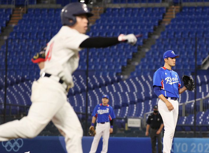 31일 일본 요코하마 스타디움에서 열린 도쿄올림픽 야구 B조 예선 한국과 미국의 경기에서 한국 선발투수 고영표가 5회말 솔로홈런을 허용하자 아쉬워하고 있다. 연합뉴스