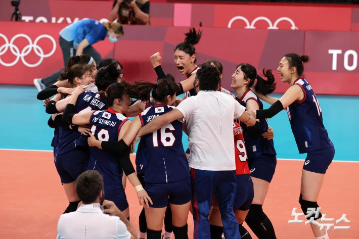여자 배구 대표팀, 일본 3-2로 꺾고 8강 진출