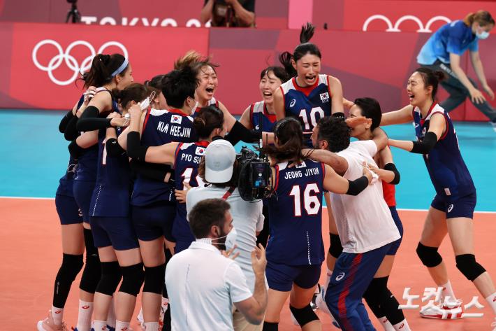 올림픽 한일전 승리에 환호하는 여자 배구 대표팀