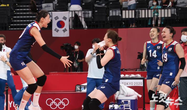 일본에 역전 드라마, 환호하는 여자 배구 대표팀