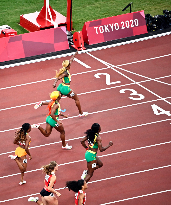2020 도쿄올림픽 육상 여자 100m 결선에서 결승선을 앞에 두고 세리머니를 펼치는 자메이카의 일레인 톰슨-헤라. 연합뉴스
