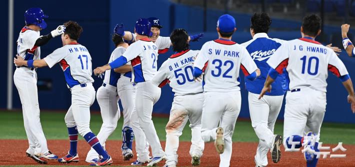 환호하는 대한민국 야구 대표팀