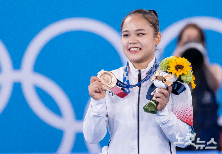 1일 일본 도쿄 아리아케 체조경기장에서 열린 기계체조 여자 개인종목 도마에서 여서정 선수가 시상식에서 동메달을 들고 활짝 웃고 있다. 올림픽사진공동취재단