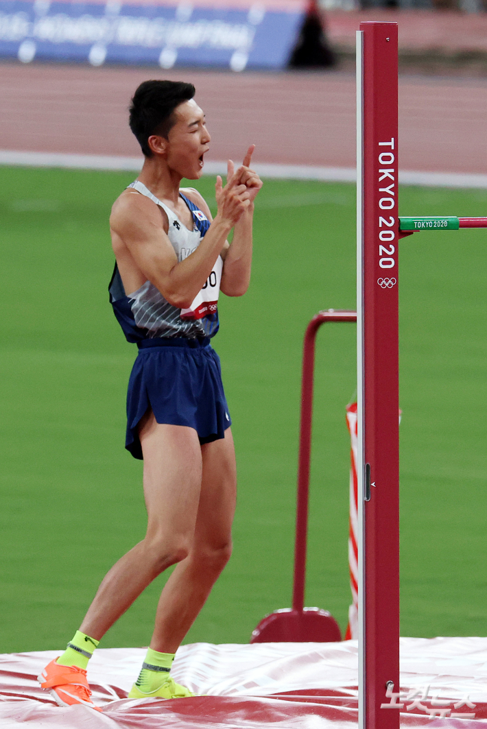 1일 일본 도쿄 올림픽스타디움에서 열린 육상 남자 높이뛰기 결승전에서 우상혁이 2.27m에 성공하고 환호하고 있다. 올림픽사진공동취재단