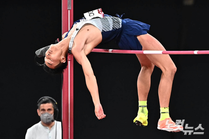 1일 일본 도쿄 올림픽스타디움에서 열린 육상 남자 높이뛰기 결승전에서 우상혁이 2.35m에 성공하고 있다. 올림픽사진공동취재단