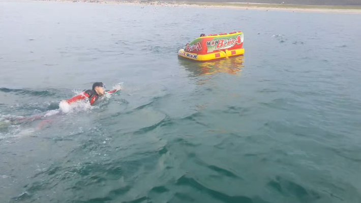 포항해양경찰서는 지난 31일 오후 5시 17분쯤  포항시 북구 흥해읍 용한 간이해변 앞 해상에서 표류자 등 2명을 구조했다. 포항해경 제공