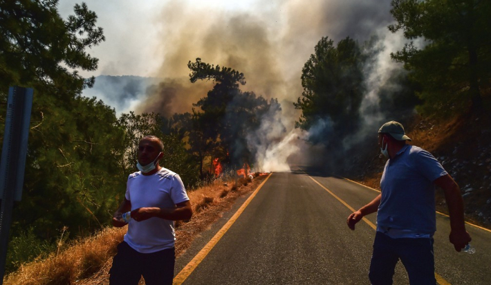 터키 남서부 물라주 도시 보드룸에서 1일(현지시간) 주민들이 산불을 피해 도망가는 모습.  연합뉴스