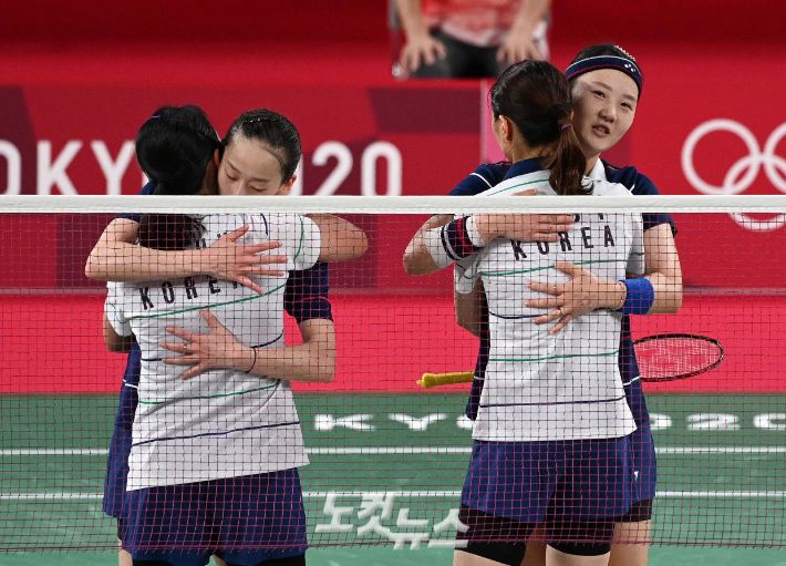 2일 일본 도쿄 무사시노노모리 종합 스포츠플라자에서 열린 2020 도쿄올림픽 배드민턴 여자 복식 동메달 결정전에서 대한민국 김소영(아래 왼쪽)-공희용과 이소희(위 왼쪽)-신승찬이 경기를 마친 뒤 상대를 포옹해주고 있다. 올림픽사진공동취재단