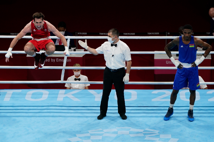 2020 도쿄올림픽 복싱 남자 웰터급 8강에서 승리한 에이던 월시(왼쪽)가 점프하며 기뻐하고 있다. 연합뉴스