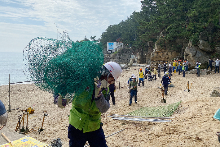 강원 동해시가 2일 감추해변 일대에 불법으로 설치된 해변 울타리를 철거하는 행정대집행을 실시했다. 동해시 제공