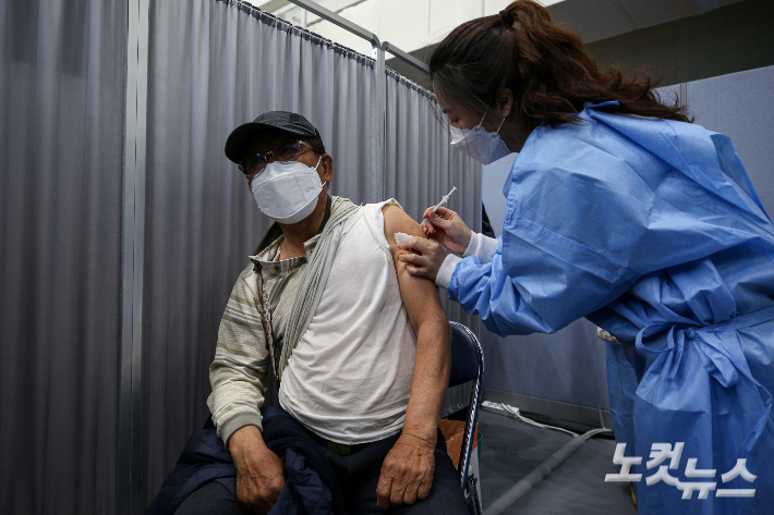 예방접종센터에서 어르신들이 화이자 백신접종을 하는 모습. 사진공동취재단