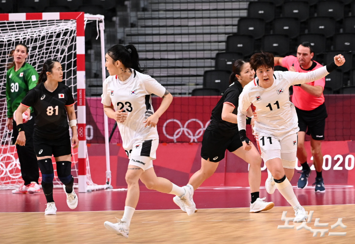 한국 여자핸드볼 대표팀 류은희가 29일 일본 도쿄 국립 요요기 경기장에서 열린 2020도쿄올림픽 여자 조별리그 A조 일본과의 예선경기에서 승리한 뒤 기뻐하고 있다. 올림픽사진공동취재단