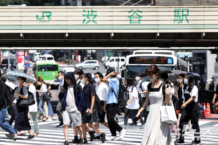 지난 19일 오후 시민들이 도쿄 시부야역 인근 횡단보도를 건너는 모습. 올림픽사진공동취재단