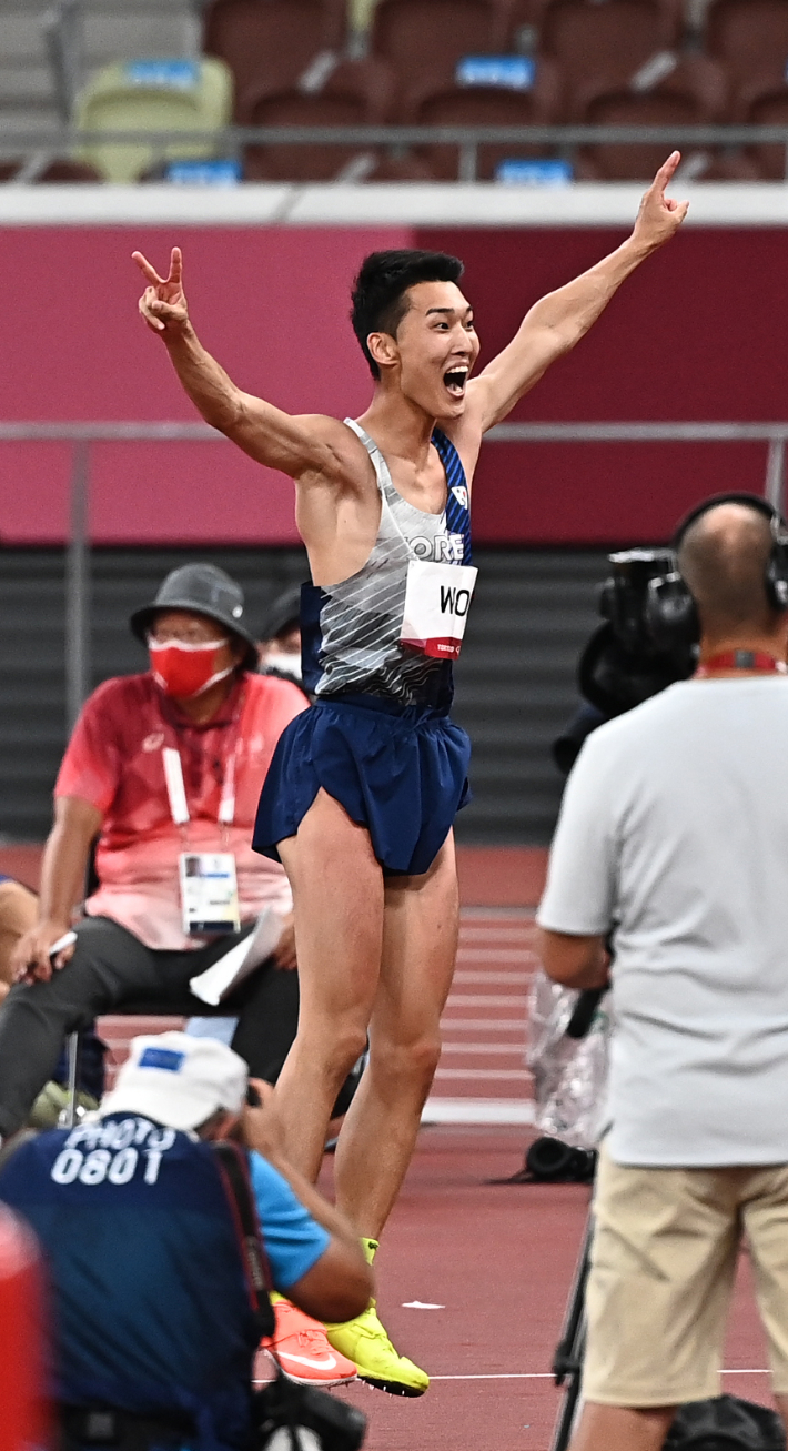 1일 일본 도쿄 올림픽스타디움에서 열린 육상 남자 높이뛰기 결승전에서 우상혁이 2.35m에 성공하고 환호하고 있다. 올림픽사진공동취재단