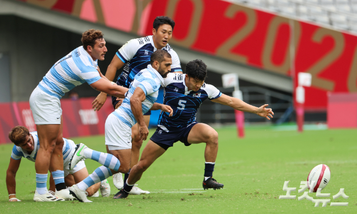 27일 일본 도쿄 스타디움에서 열린 2020 도쿄 올림픽 남자 7인제 럭비 A조 예선 대한민국과 아르헨티나의 경기에서 한국 대표팀 이성배 선수가 공을 쫒아가고 있다. 이한형 기자