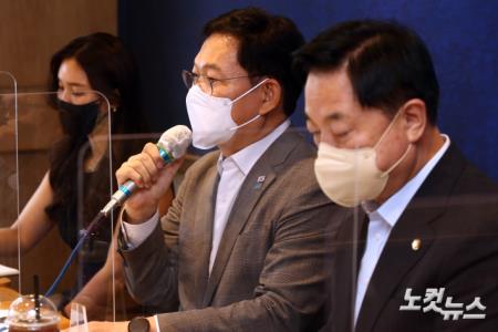 전국자영업자 비상대책위 간담회와 발언하는 민주당 송영길 대표