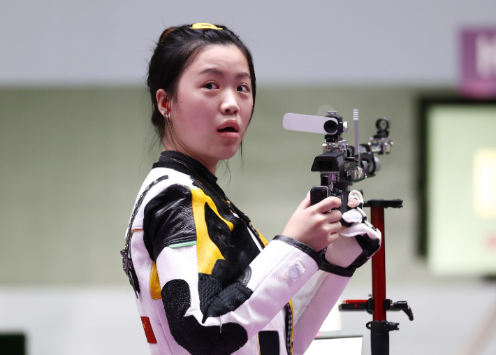 지난달 24일 도쿄 아사카 사격장에서 열린 여자 10m 공기소총 결선에서 대회 첫 금메달의 주인공이 된 중국 양첸. 연합뉴스